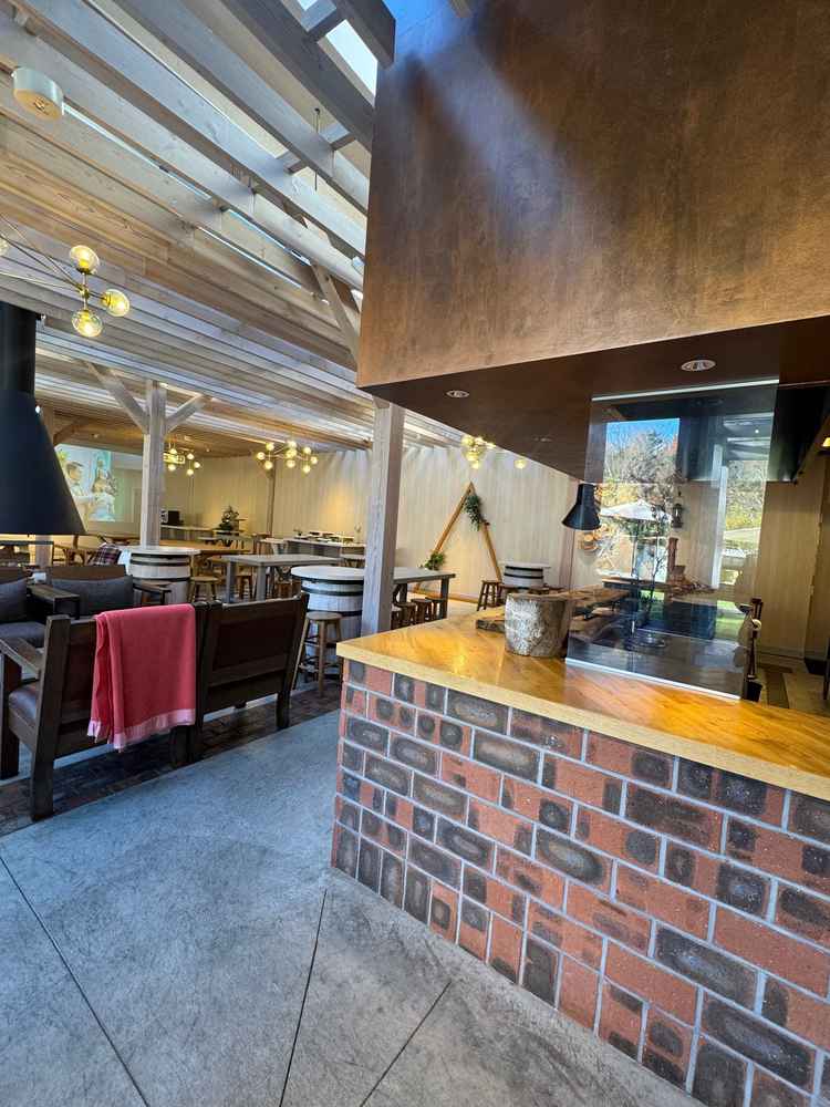 こちらの部屋に披露宴会場から移動することができるようです。