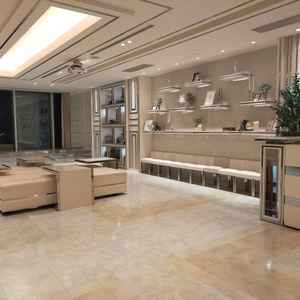 ゲストが待つ時に使う部屋で、とても広く、ベランダに出ることもできて、圧迫感が一切なかった。