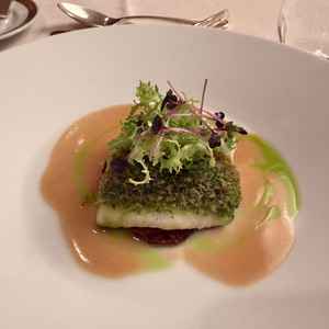 パセリとクルミを纏った平目のロティ ジャガイモのガレット添え