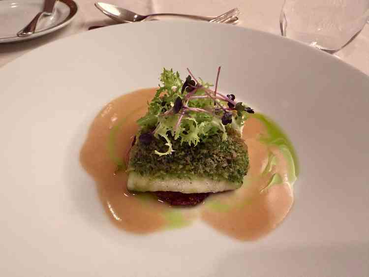 パセリとクルミを纏った平目のロティ ジャガイモのガレット添え