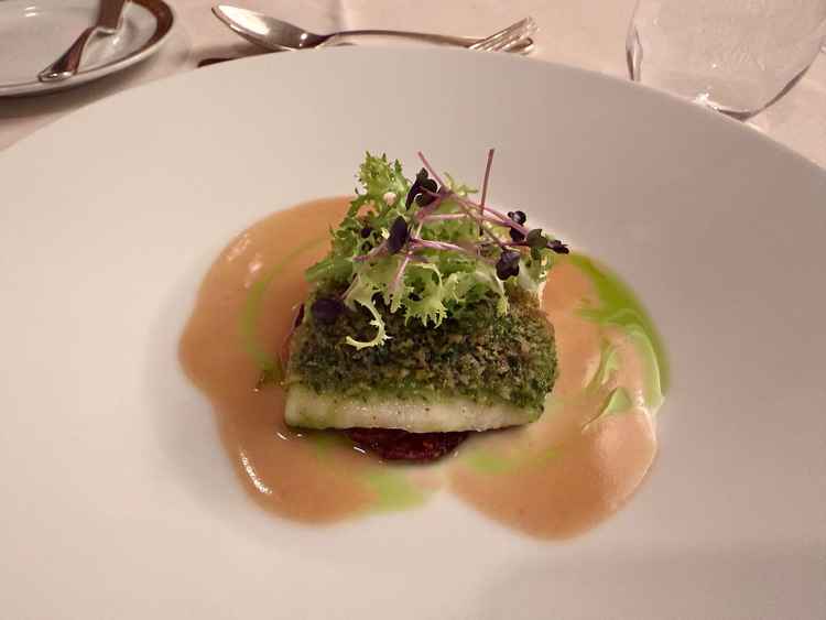 パセリとクルミを纏った平目のロティ ジャガイモのガレット添え