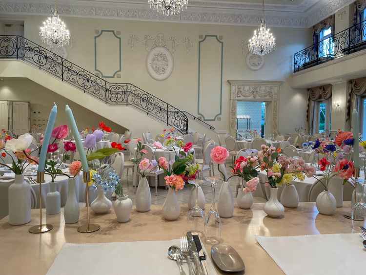 1番大きな披露宴会場の高砂からの写真。プリンセス感がある会場でした。