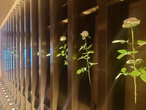 披露宴会場の途中に飾られた薔薇