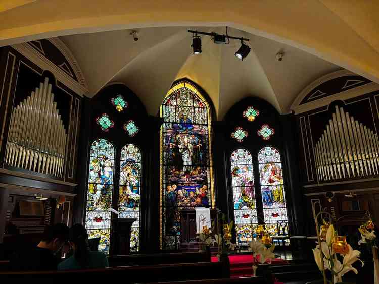 チャペルは自然光ではないため、少し暗く感じたが、写真を撮ると明るく見えるのが不思議でした。