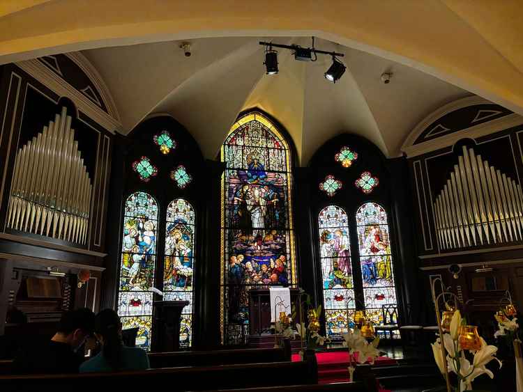 チャペルは自然光ではないため、少し暗く感じたが、写真を撮ると明るく見えるのが不思議でした。