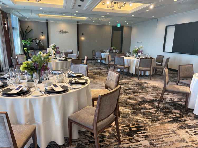 2つ披露宴会場があり、オープンキッチン付きの会場です。温かみのある会場で素敵でした。