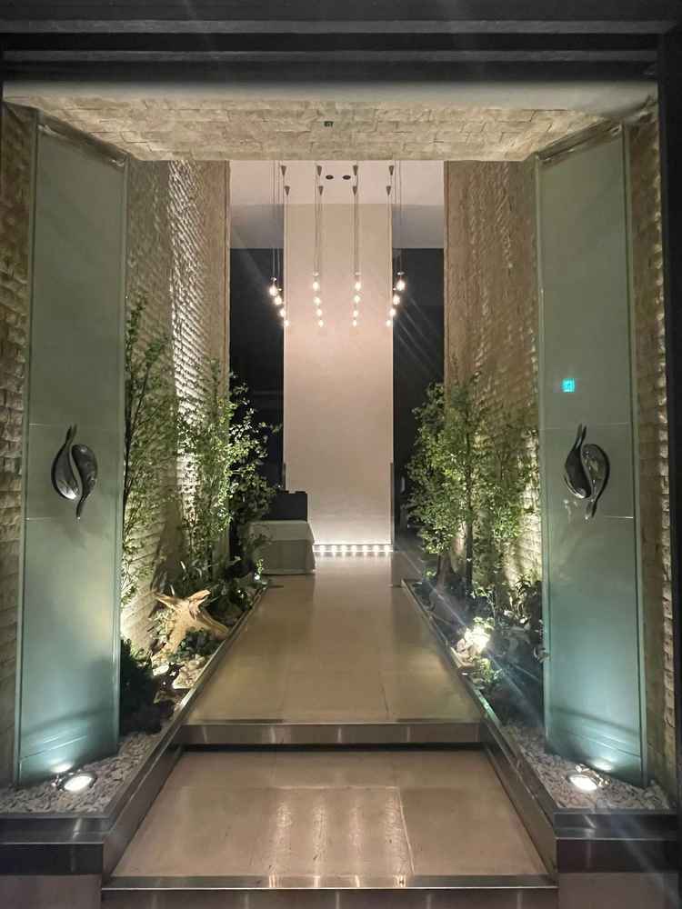 エントランス。季節ごとに花が変わるようで自分たちで飾ったりしなくも華やかでいいと思った。