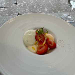 季節のフルーツを乗せたデザートでした。ムースも下の豆腐？もとても美味しくて他では食べたことない味です