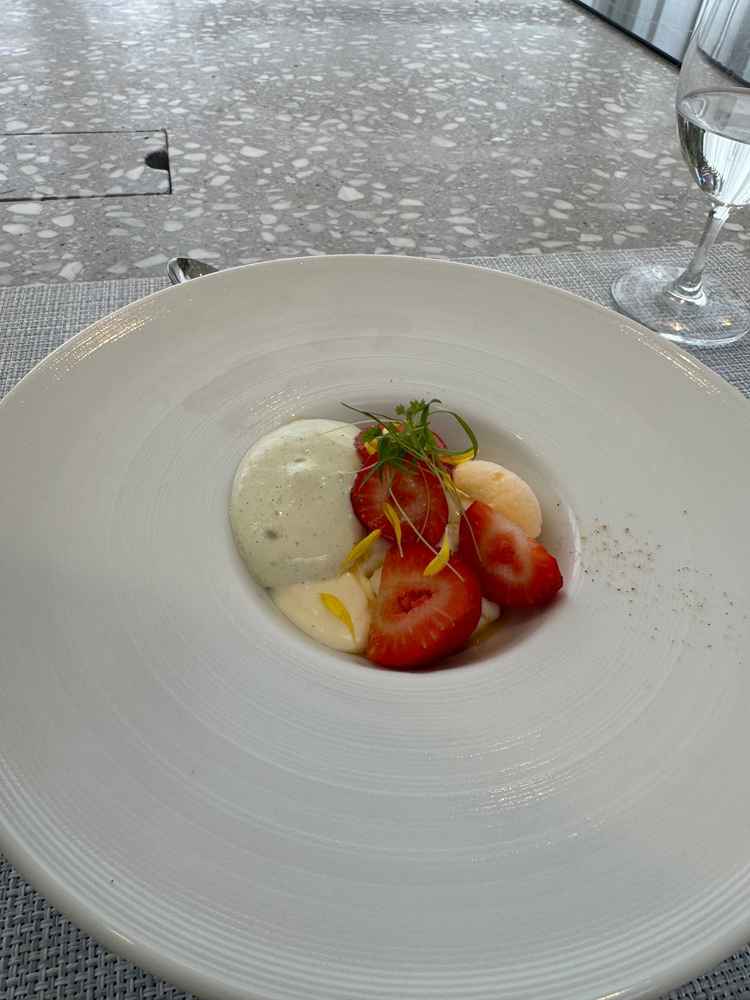 季節のフルーツを乗せたデザートでした。ムースも下の豆腐？もとても美味しくて他では食べたことない味です