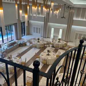 披露宴会場② お庭がついていて外にわんちゃんのリードを繋げれるそうです。光が差し込む素敵な会場でした