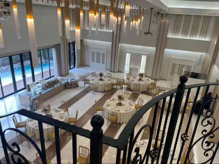 披露宴会場② お庭がついていて外にわんちゃんのリードを繋げれるそうです。光が差し込む素敵な会場でした