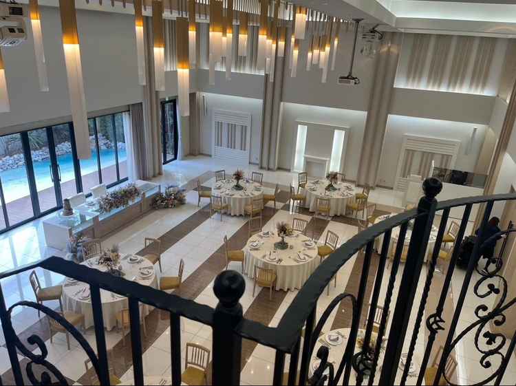 披露宴会場② お庭がついていて外にわんちゃんのリードを繋げれるそうです。光が差し込む素敵な会場でした