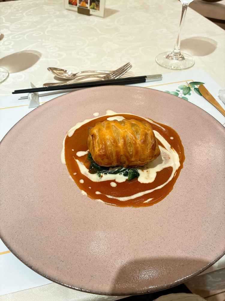 平目のパイ包み。旨みが凝縮されていて、甲殻類のソースとの相性も抜群。