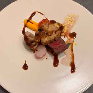 試食させていただいたメイン料理です。フォアグラがとても美味しかったです。ソースと合っていました。