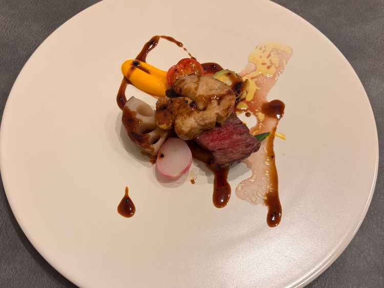 試食させていただいたメイン料理です。フォアグラがとても美味しかったです。ソースと合っていました。