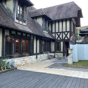 洋風の会場は披露宴の際にデザートバイキングなども広々行えるスペースがあり魅力的。