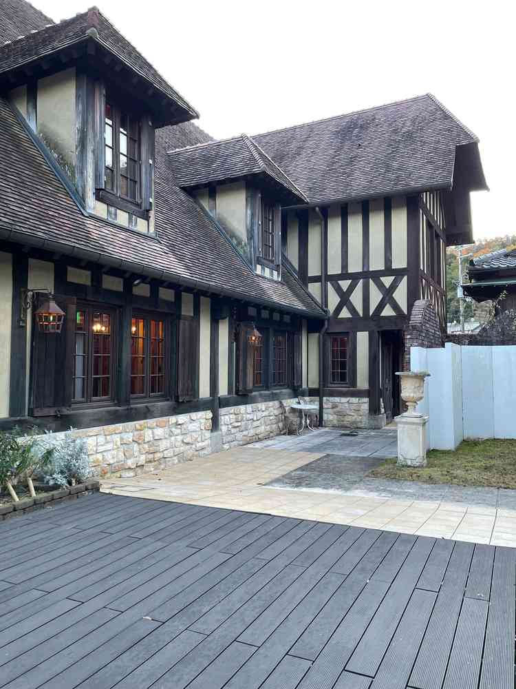 洋風の会場は披露宴の際にデザートバイキングなども広々行えるスペースがあり魅力的。