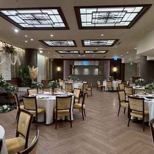 木目が大人っぽい印象を感じさせてくれる披露宴会場。上質な雰囲気で大人っぽい披露宴をあげられそう。