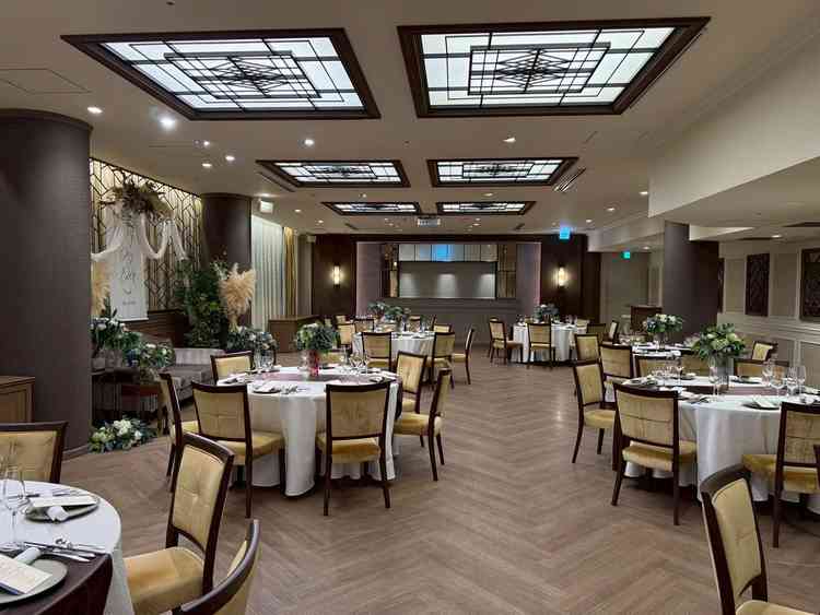 木目が大人っぽい印象を感じさせてくれる披露宴会場。上質な雰囲気で大人っぽい披露宴をあげられそう。