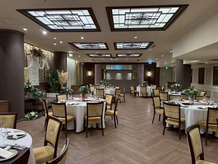 木目が大人っぽい印象を感じさせてくれる披露宴会場。上質な雰囲気で大人っぽい披露宴をあげられそう。