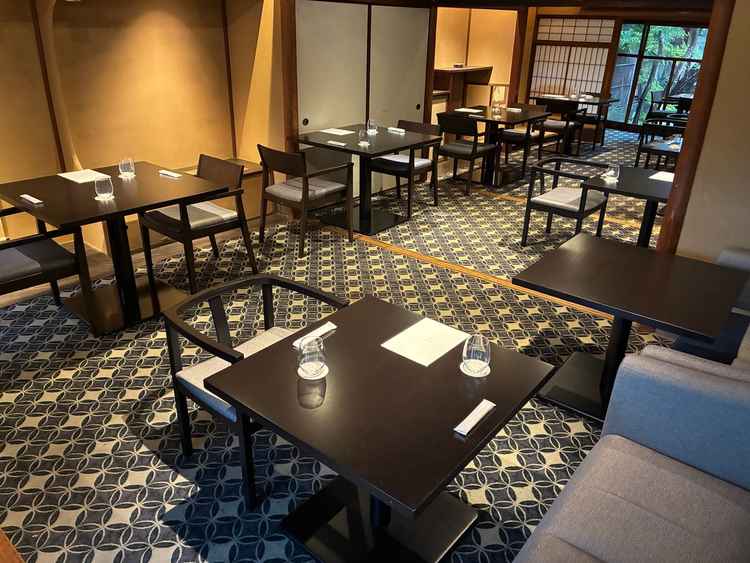 友人などが控え室として使える落ち着いた雰囲気のお部屋でした。