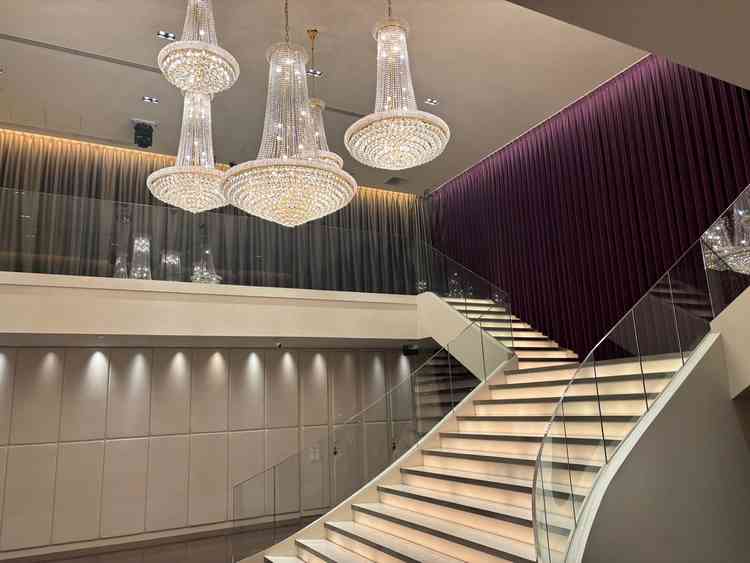 光の大階段の写真です。天候に左右されない安定した指揮を執り行えることは魅力的です。