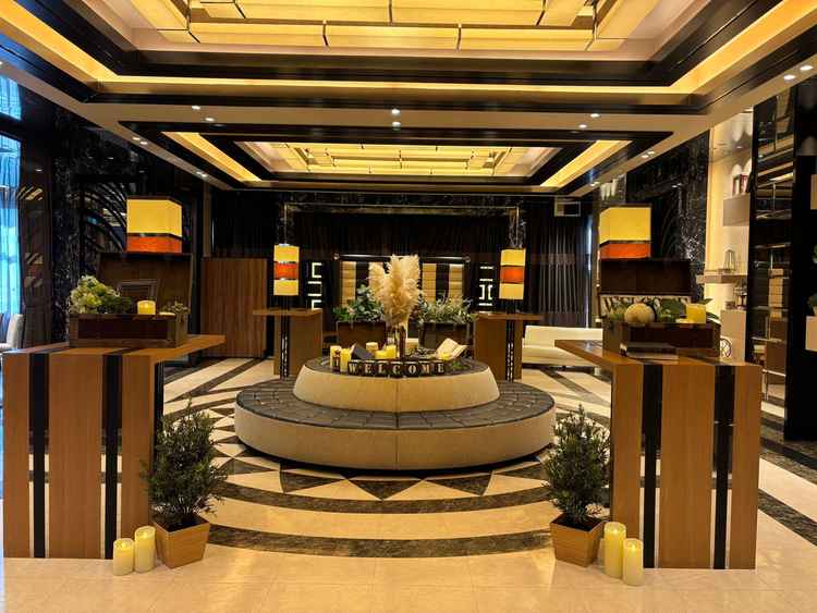 披露宴会場入り口（装飾はプランに付帯している）