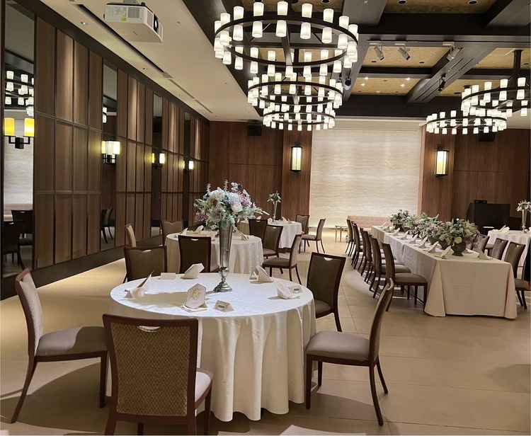 披露宴会場ルナホール。落ち着いた雰囲気だった。天井が高くおしゃれな空間だった。