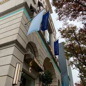 表参道に来たことある方ならイメージがつく立地です。Tiffanyの横にあってかなりの駅近です！