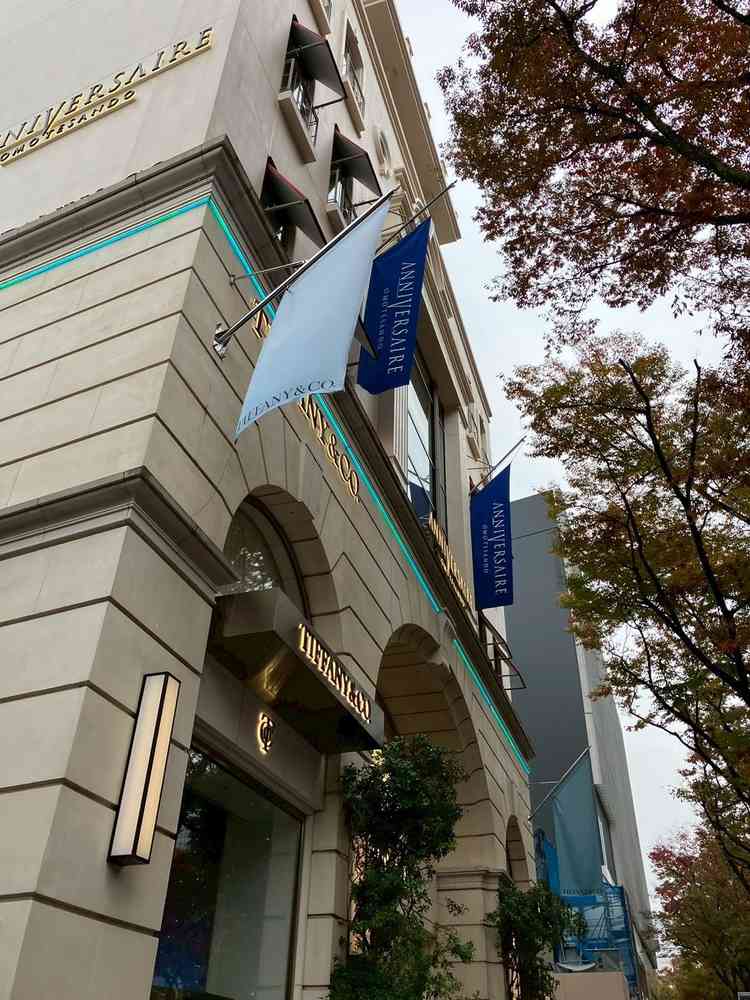 表参道に来たことある方ならイメージがつく立地です。Tiffanyの横にあってかなりの駅近です！