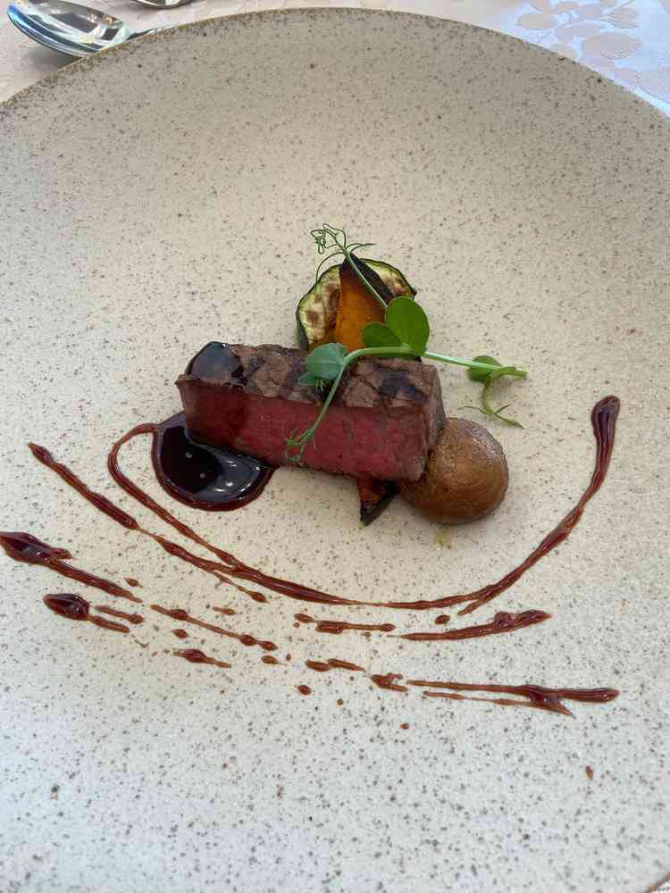 お肉はとても柔らかく、炭火の香りもして美味しかったです。