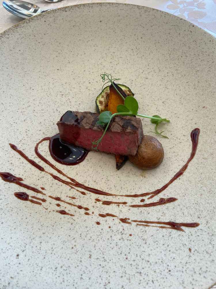 お肉はとても柔らかく、炭火の香りもして美味しかったです。