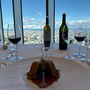 スペシャリテとワイン。お食事はもちろんですが、ワインのレベルも圧倒的です。