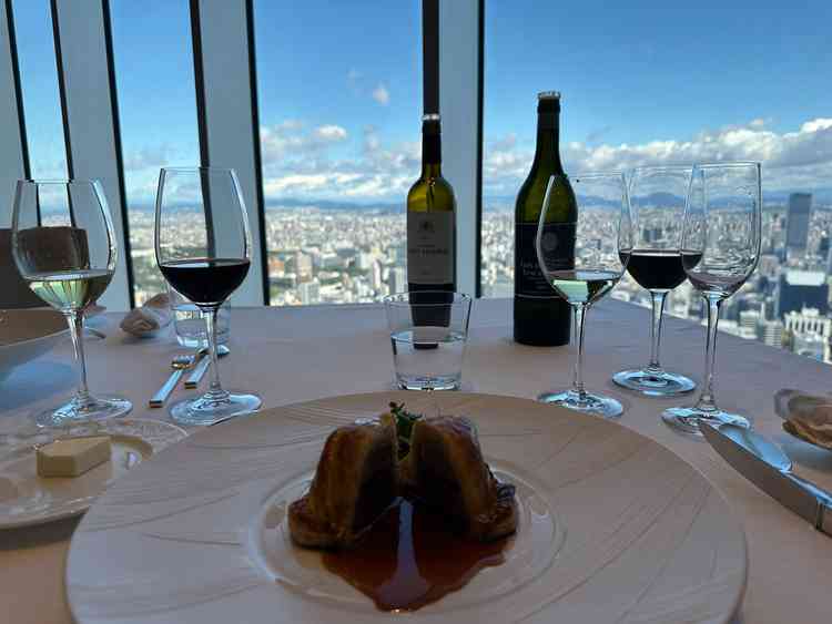 スペシャリテとワイン。お食事はもちろんですが、ワインのレベルも圧倒的です。