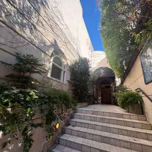 会場入口部分。階段部分にレッドカーペットを敷くこともできる。