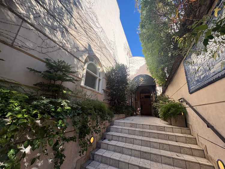 会場入口部分。階段部分にレッドカーペットを敷くこともできる。