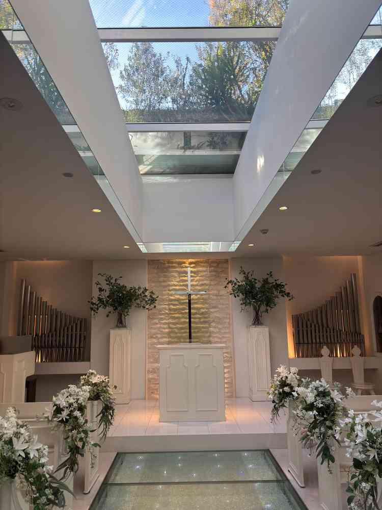 挙式会場です。天井に水が流れており、水の音がとても素敵でした。天井は高くないですが、明るかったです。