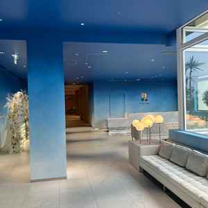 空をイメージしたクローク前