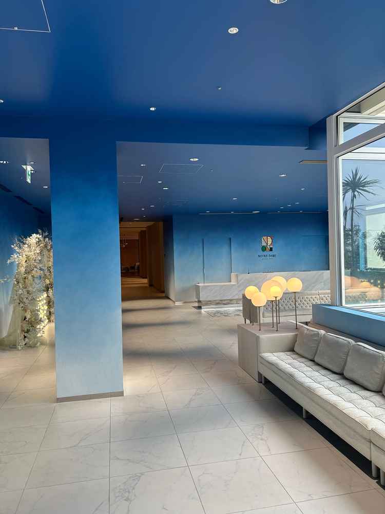 空をイメージしたクローク前