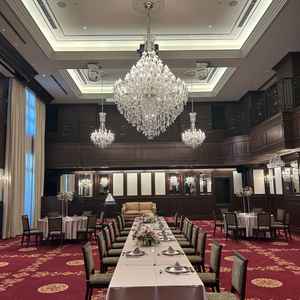 シャンデリアが豪華な披露宴会場