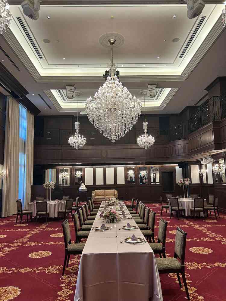 シャンデリアが豪華な披露宴会場