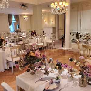 披露宴会場。シャンデリアが特徴的で、良い雰囲気でした！