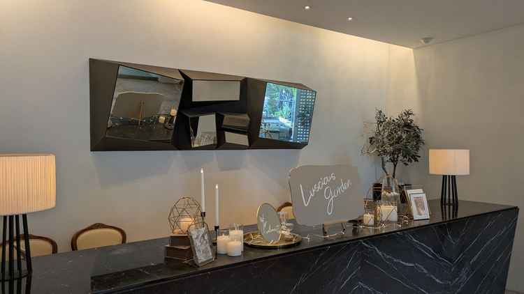 エントランスの写真です。新郎新婦の思い出の写真を飾る事ができます。