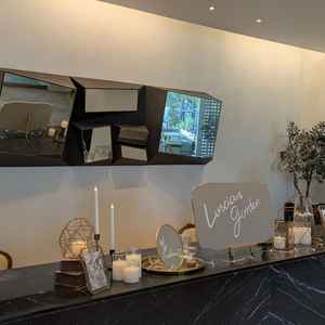 エントランスの写真です。新郎新婦の思い出の写真を飾る事ができます。