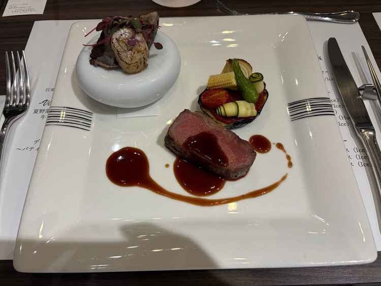 コースのメイン料理の写真。牛ロースが非常に美味しく、前菜の鰹と帆立の炙りもすごく美味しかった。