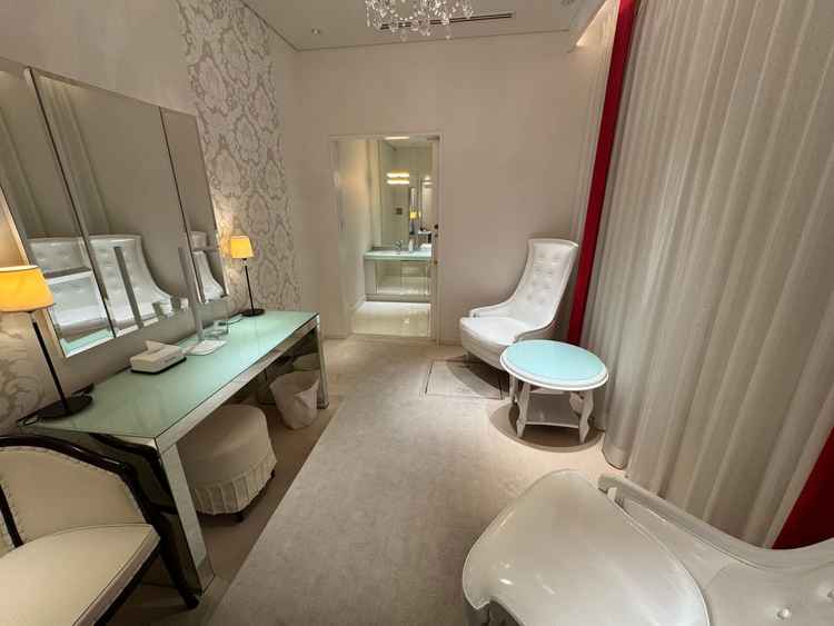 挙式を行うチャペルへ向かう直前の控え室