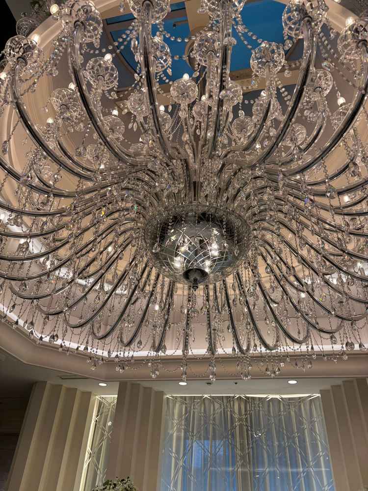 チャペルのシャンデリア