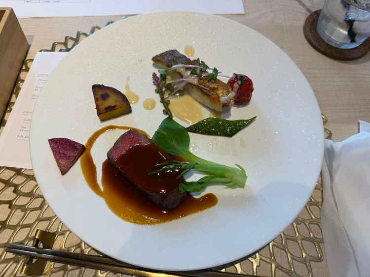 コース料理のメインディッシュ。お肉が柔らかくて食べ応えがある。馴染みやすい味付けで美味しかった。