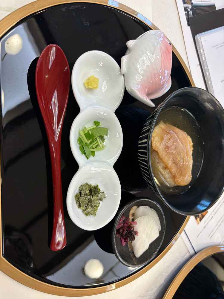 鰹出汁がすごく濃厚で、薬味もすごく美味しかった。お米は、甘みがあってすごく親しみやすかった