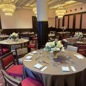 シャンデリアや赤基調の会場が素晴らしかったです。